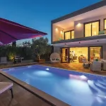 בית נופש Cozy In Cervar With Sauna פורץ